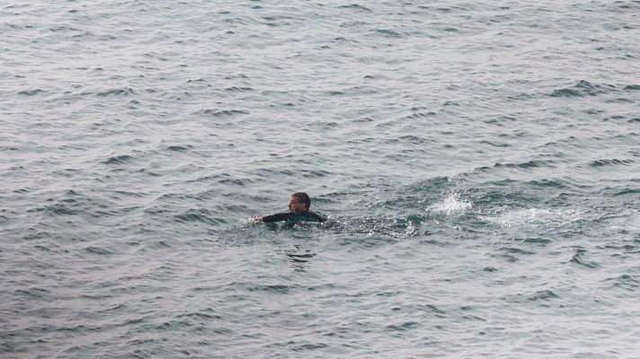 Telediario 2 - De cruzar a España a nado a los centros saturados de Ceuta