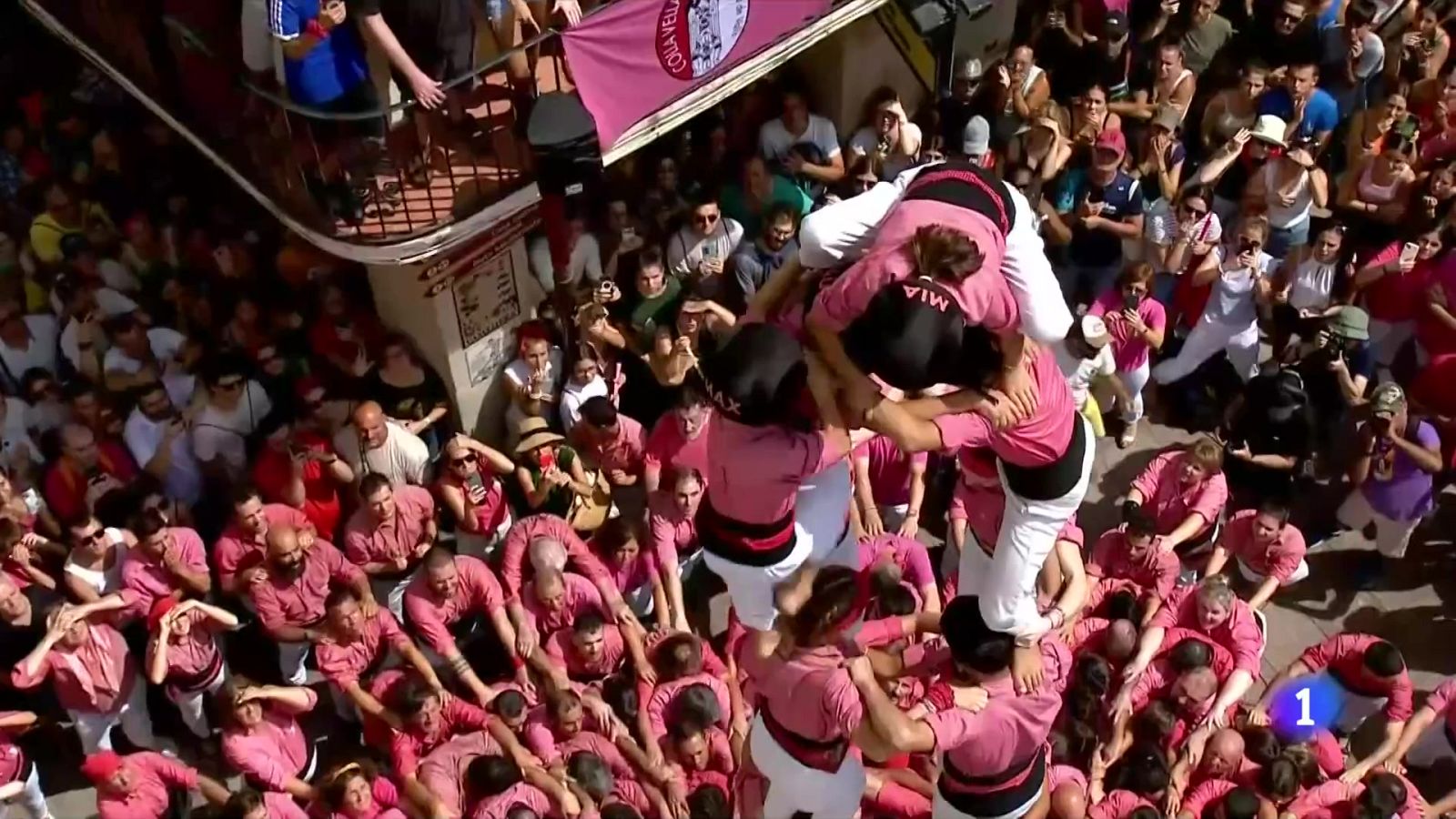 El món casteller fa pinya amb la Vella de Valls - L'Informatiu | Veure