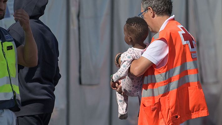 Telediario Fin de Semana - Más de 70 personas parten del CETI de Ceuta a la península mientras siguen llegando migrantes a nado
