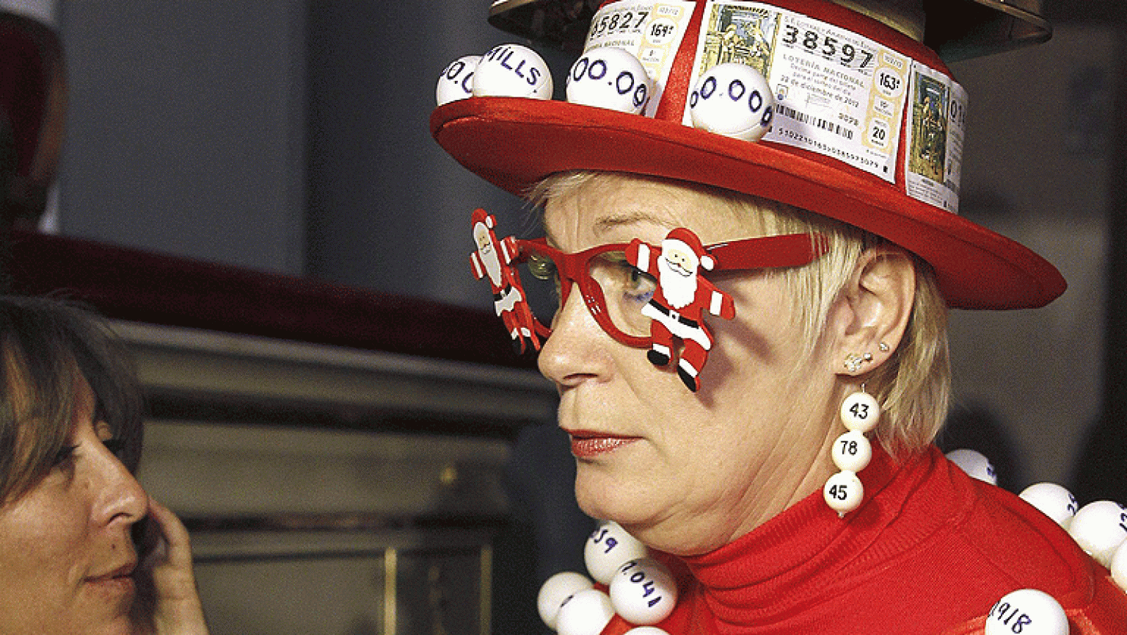 Personajes pintorescos durante el sorteo de la lotería de navidad