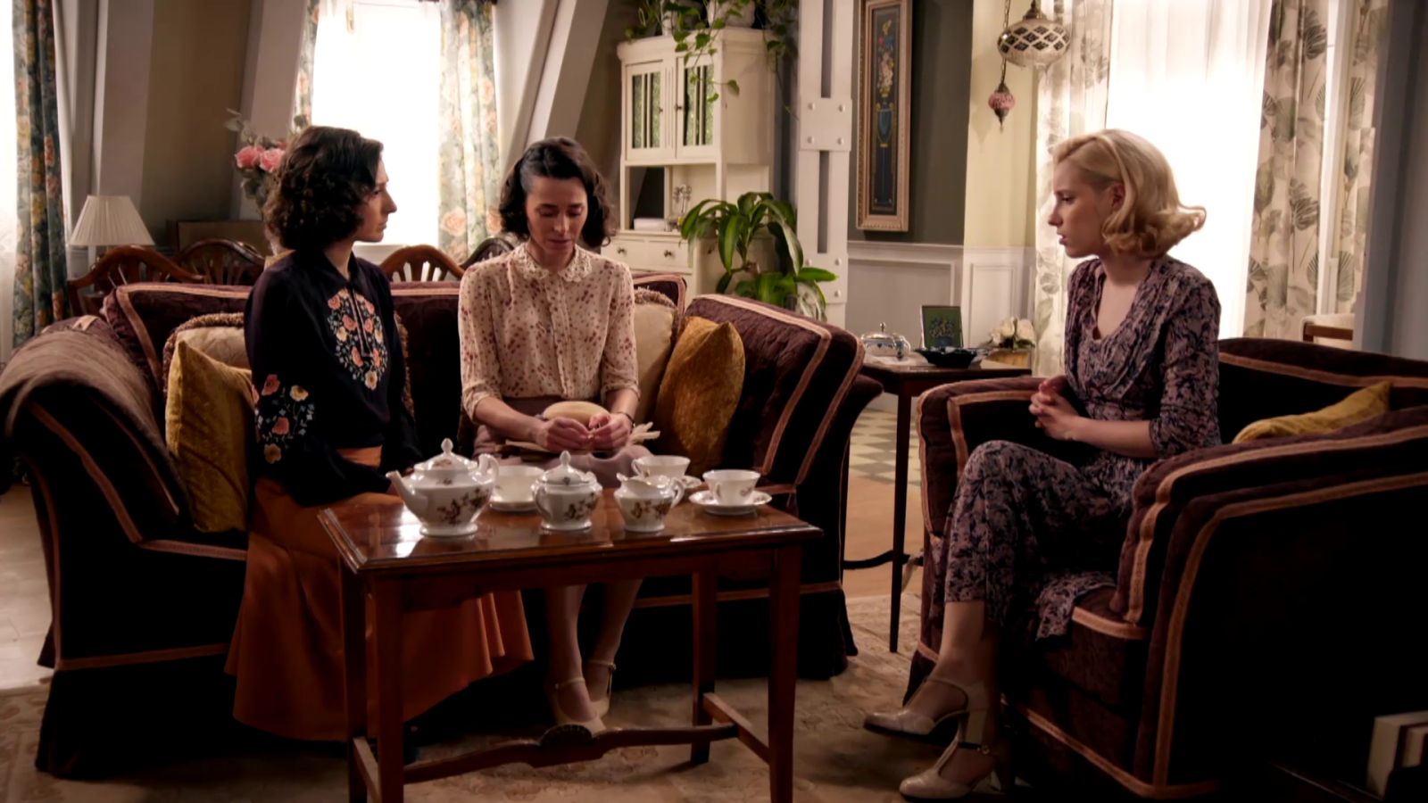 Doña Lázara le explica su versión a Laurita e Inés - Salón de té La Moderna | Ver