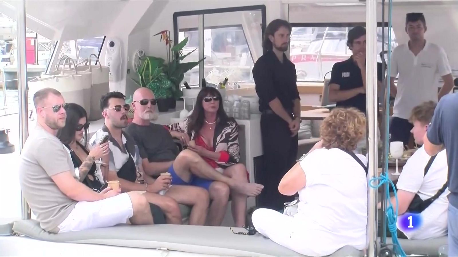 Allau de turistes d'alt poder adquisitiu a Barcelona per la Copa Amèrica de Vela - L'Informatiu | Veure