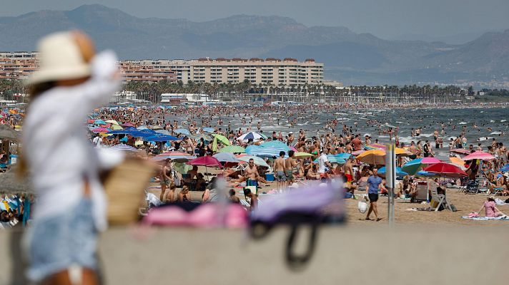 Telediario 2 - España registra un récord de turistas internacionales hasta julio y roza los 53,4 millones de visitantes