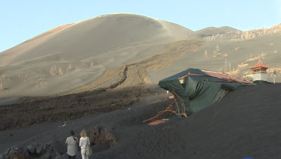 Volc�n de La Palma: una afectada cubre su casa como protesta | Ver
