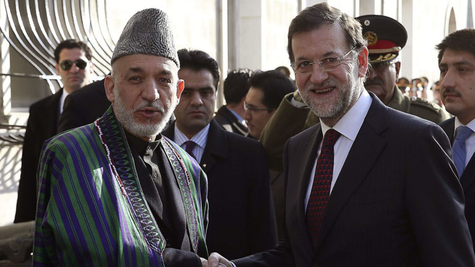 Rajoy: si los españoles trabajaran con el "empeño" de los militares, todo "iría mejor"