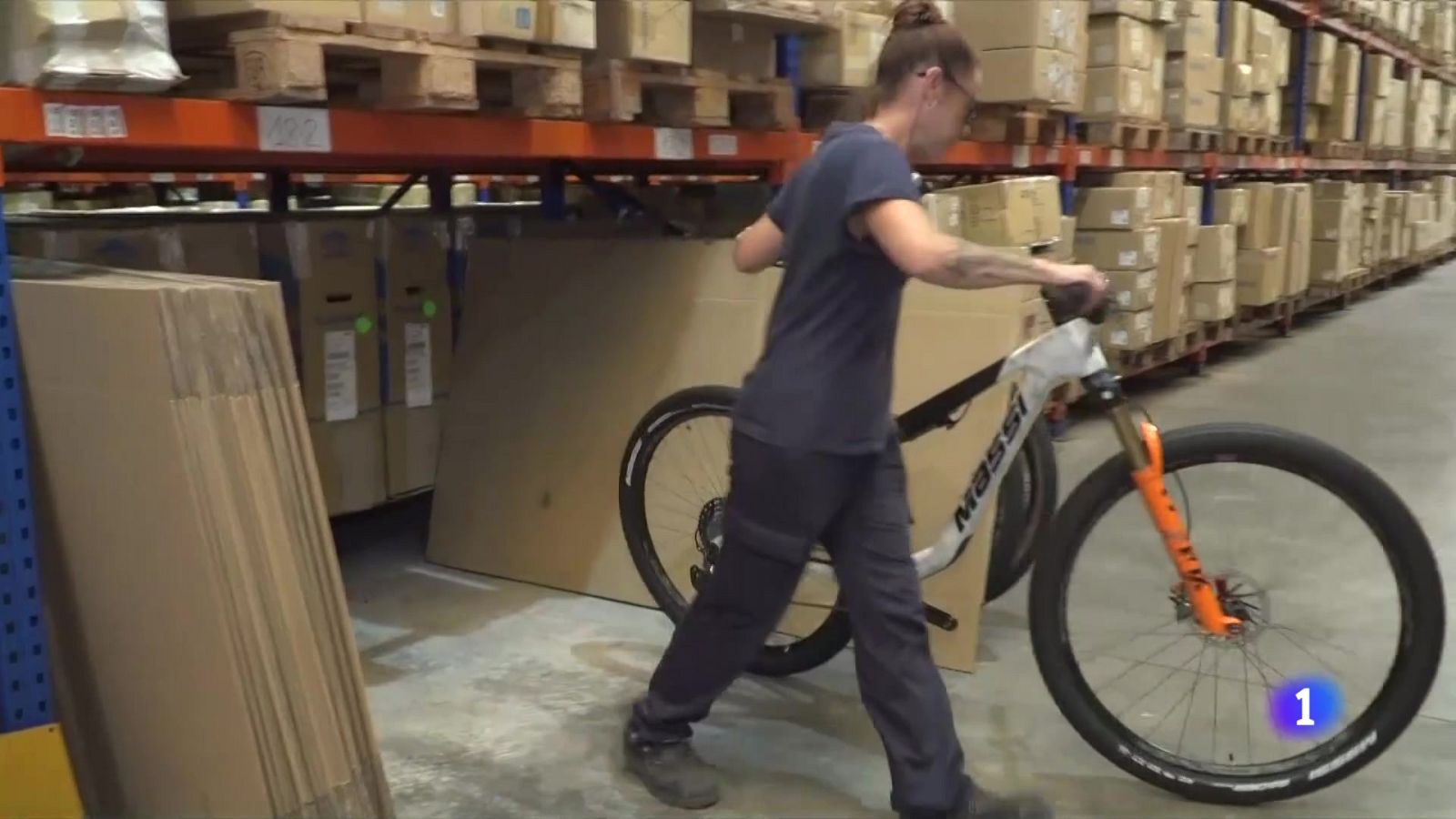 Cau la venda de bicicletes i l'excés d'estoc fa que baixin els preus - L'Informatiu | Veure