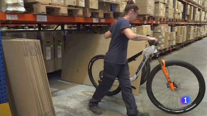 L'Informatiu - Cau la venda de bicicletes i l'excés d'estoc fa que baixin els preus
