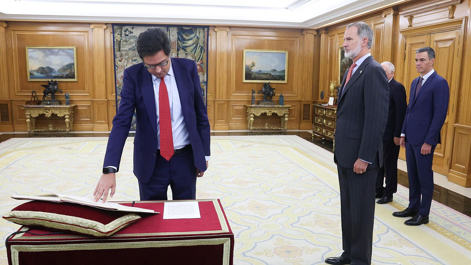 Óscar López promete ante el rey su cargo como ministro - La hora de La 1 | Ver