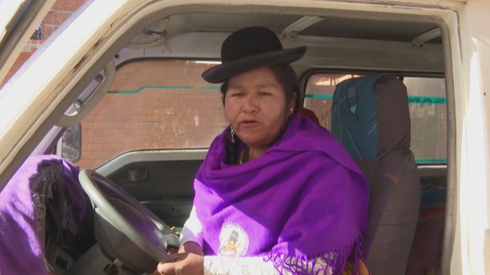  - Línea Lila de Bolivia: mujeres víctimas de violencia de género conducen taxis