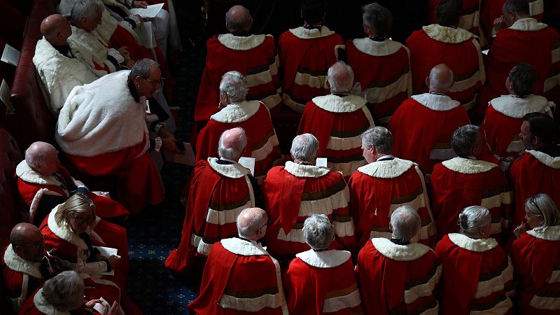 El Gobierno británico propone una ley para eliminar los lores hereditarios del Parlamento | Ver