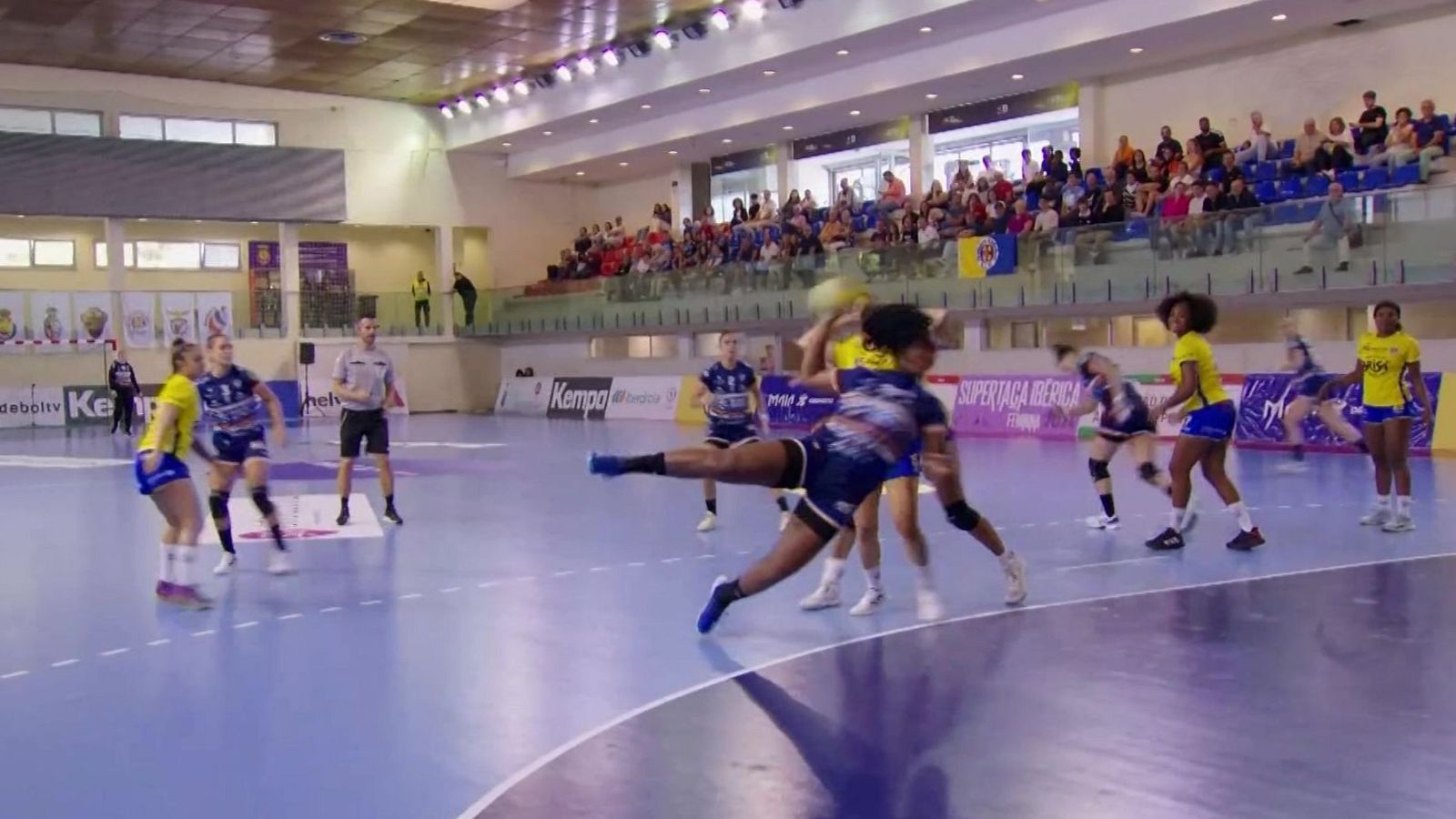 Balonmano - Supercopa Ibérica Femenina. 2ª Semifinal: Madeira Sad - Super Amara Bera Bera - ver ahora