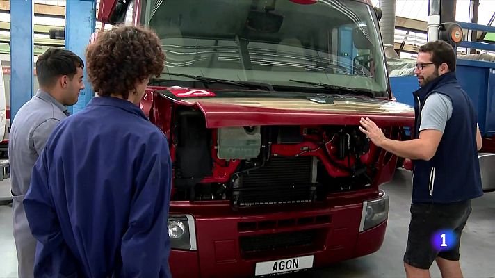 L'Informatiu - L'augment de la demanda d'FP deixa 31.000 alumnes en llista d'espera