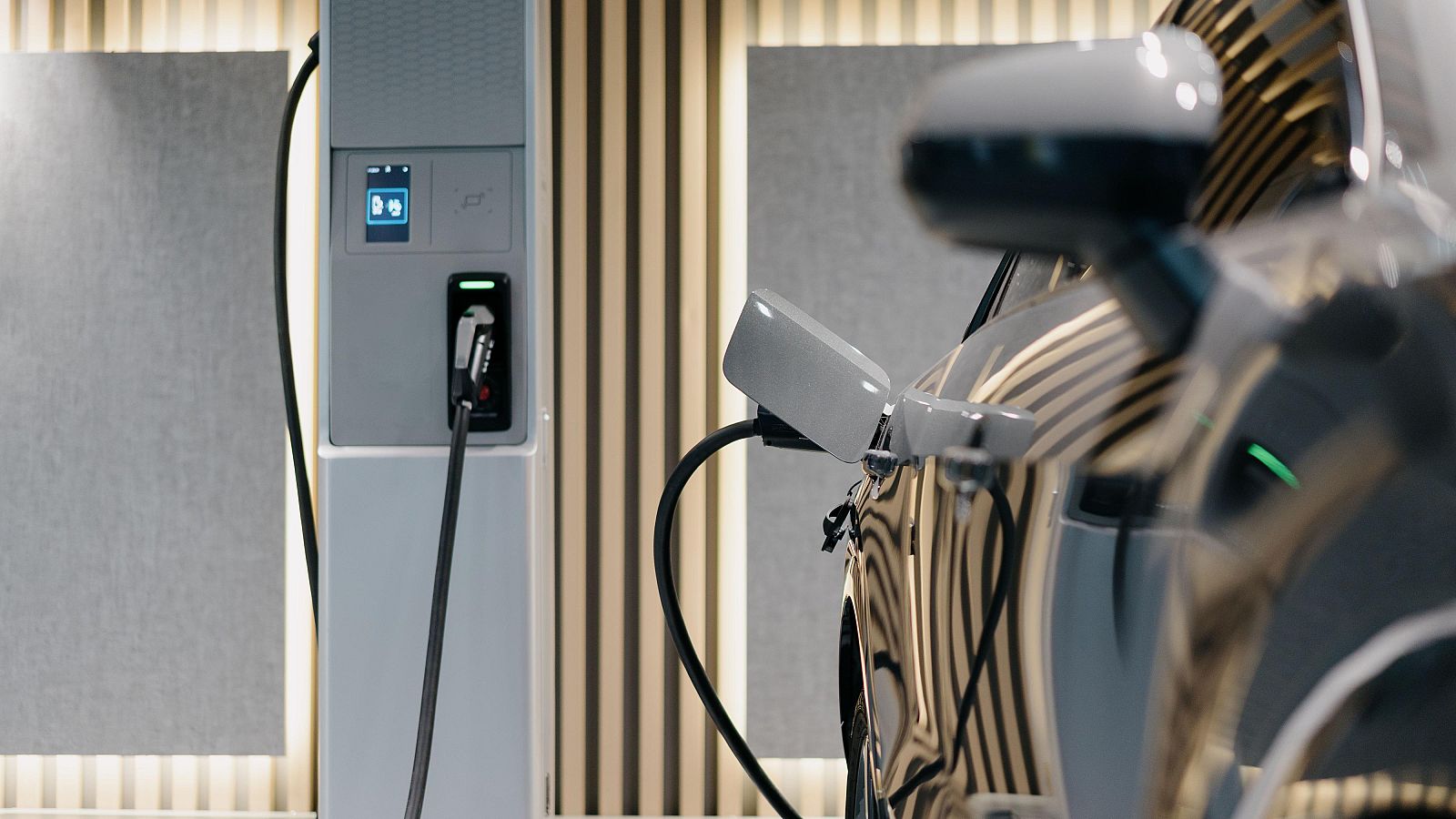 El sector del vehículo eléctrico defiende que en España "no hay un problema de falta de puntos de recarga" - Diario 24 | Ver