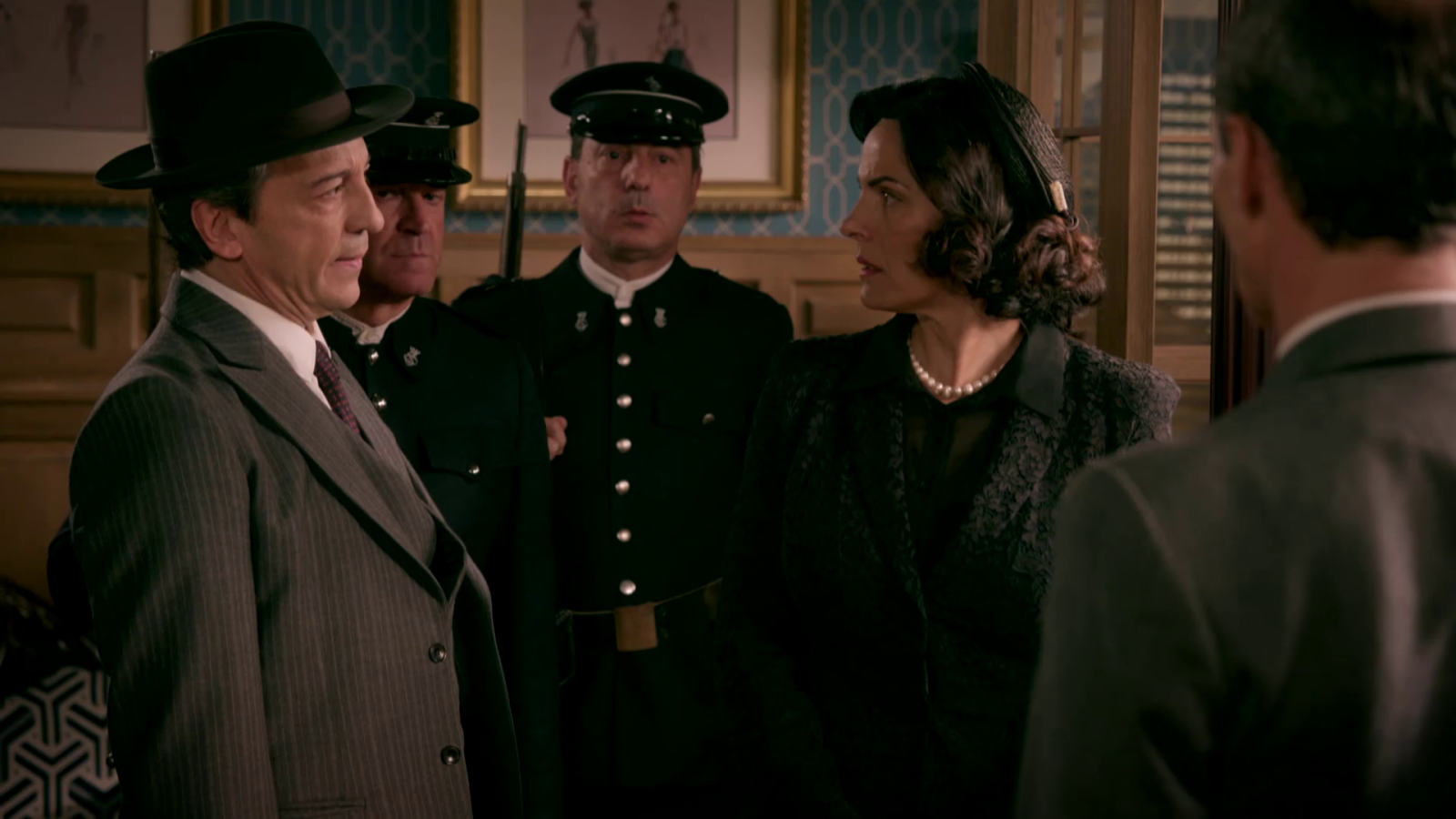 El inspector Giménez detiene a doña Bárbara - Salón de té La Moderna | Ver