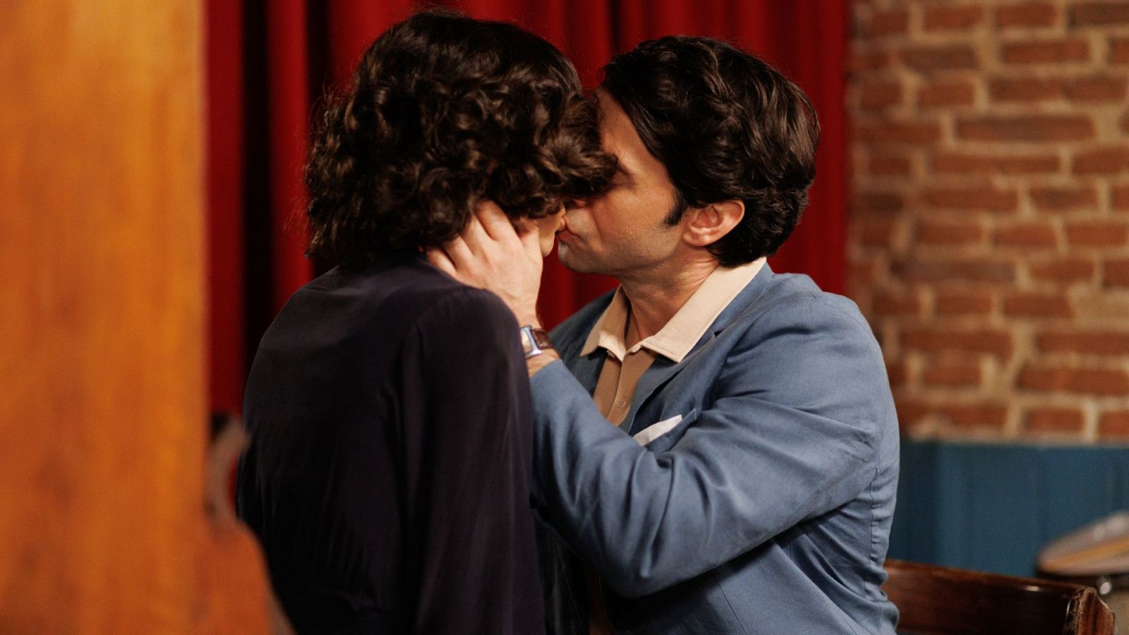 Inés y Agustín se besan y Celia les observa a escondidas - Salón de té La Moderna | Ver