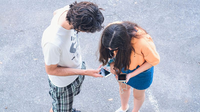 Arranca la primera vuelta al cole con la prohibición de los móviles | Ver