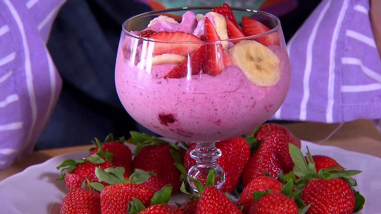 Macedonia de frutos rojos de la chef Marta Verona - Saber vivir | Ver