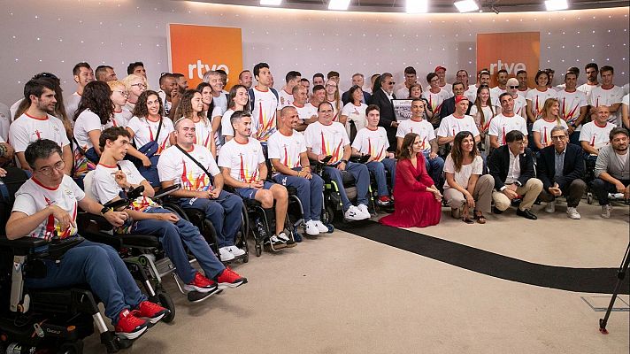 Telediario 2 - Los deportistas paralímpicos vuelven de París y visitan RTVE