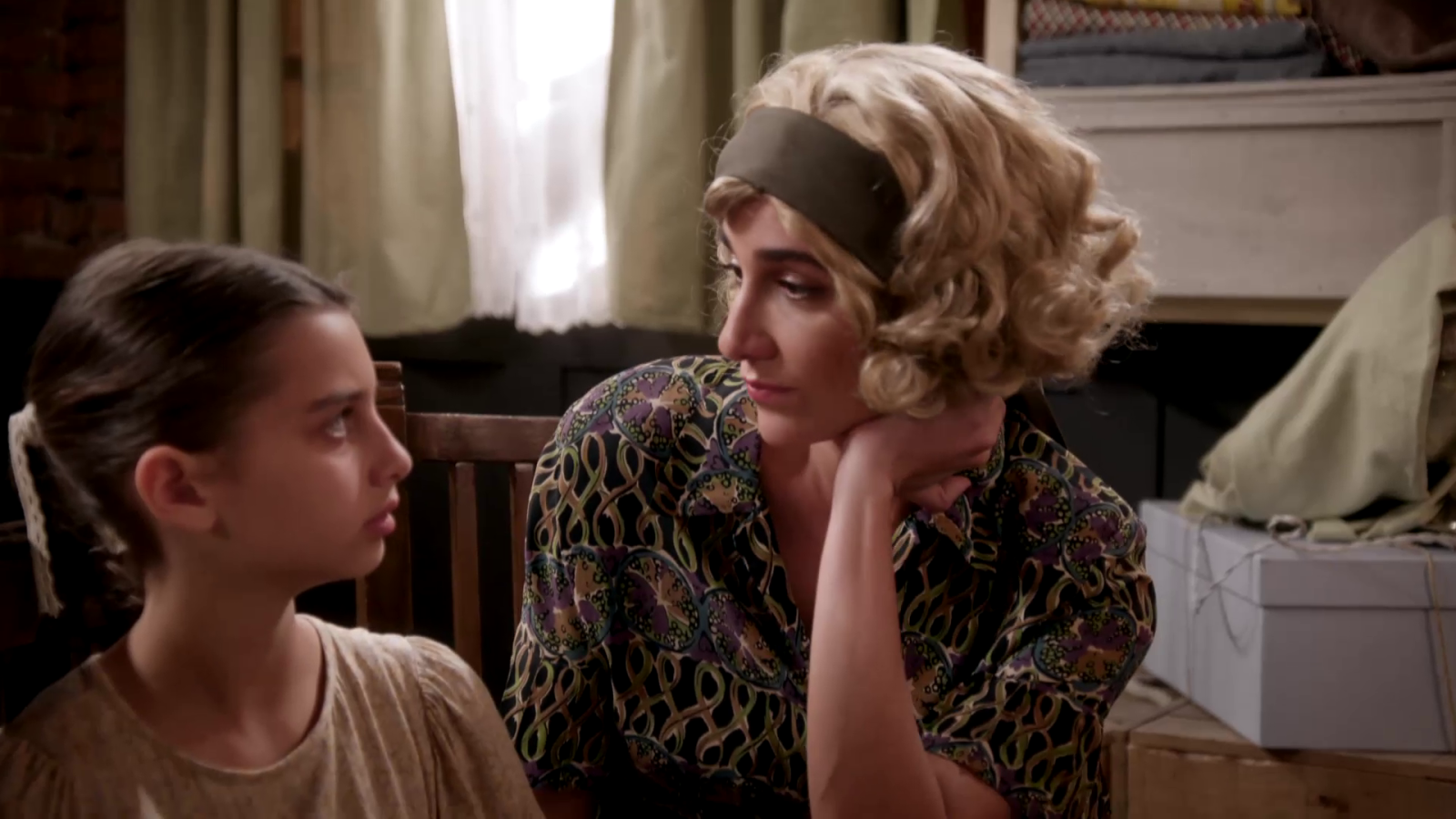 Lara le explica a Clarita cómo podrán reunirse con Rosario - Salón de té La Moderna | Ver