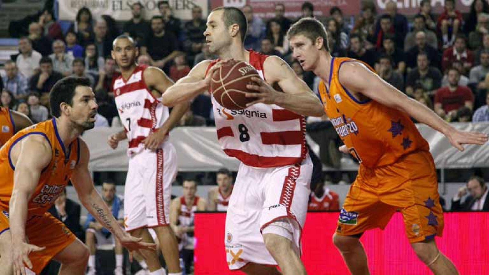 El Valencia Basket se llevó un triunfo in extremis de su visita al Assignia Manresa, tras anotar Joffrey Lauvergne un triple casi sobre la bocina (86-87). El gran partido de Adam Hanga (29 de valoración) no obtuvo su premio