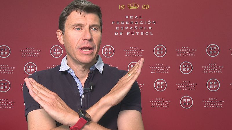 Así es el nuevo gesto de los árbitros para señalar actos racistas | Ver