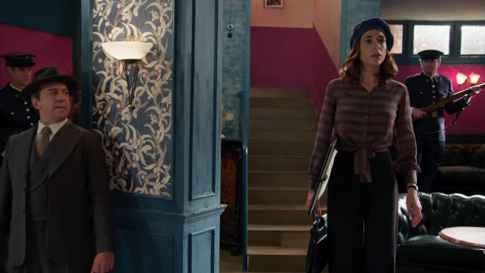 El inspector Giménez descubre la pista falsa de Matilde - Salón de té La Moderna | Ver