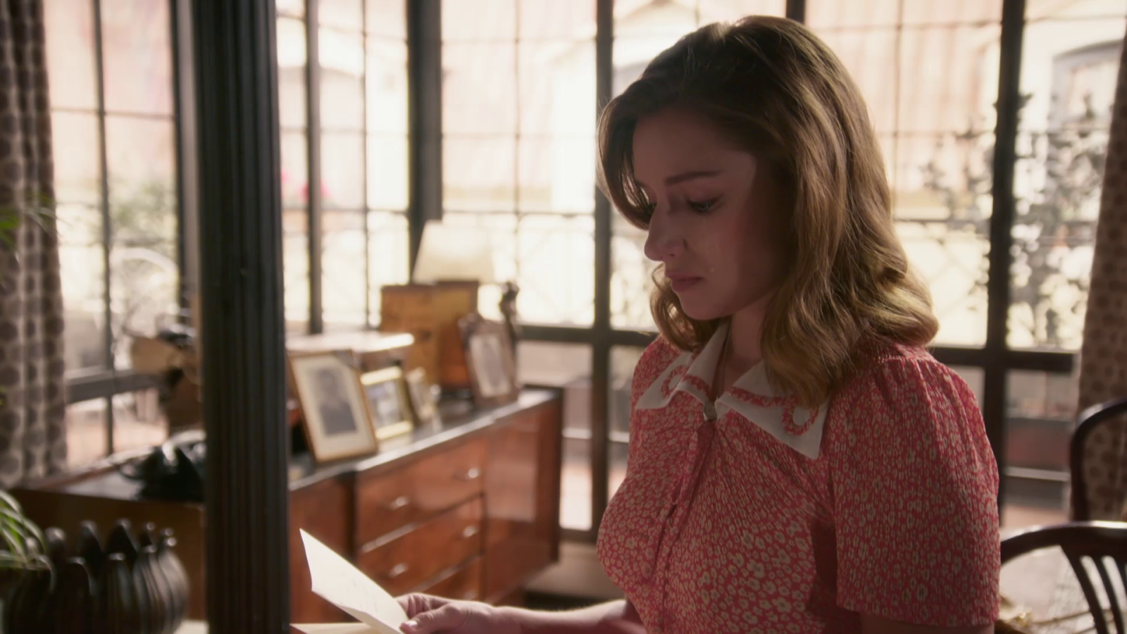 Matilde encuentra la nota de Carla - Salón de té La Moderna | Ver