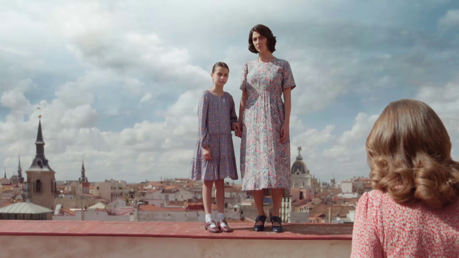 Matilde intenta impedir que Clarita salte de la azotea - Salón de té La Moderna | Ver