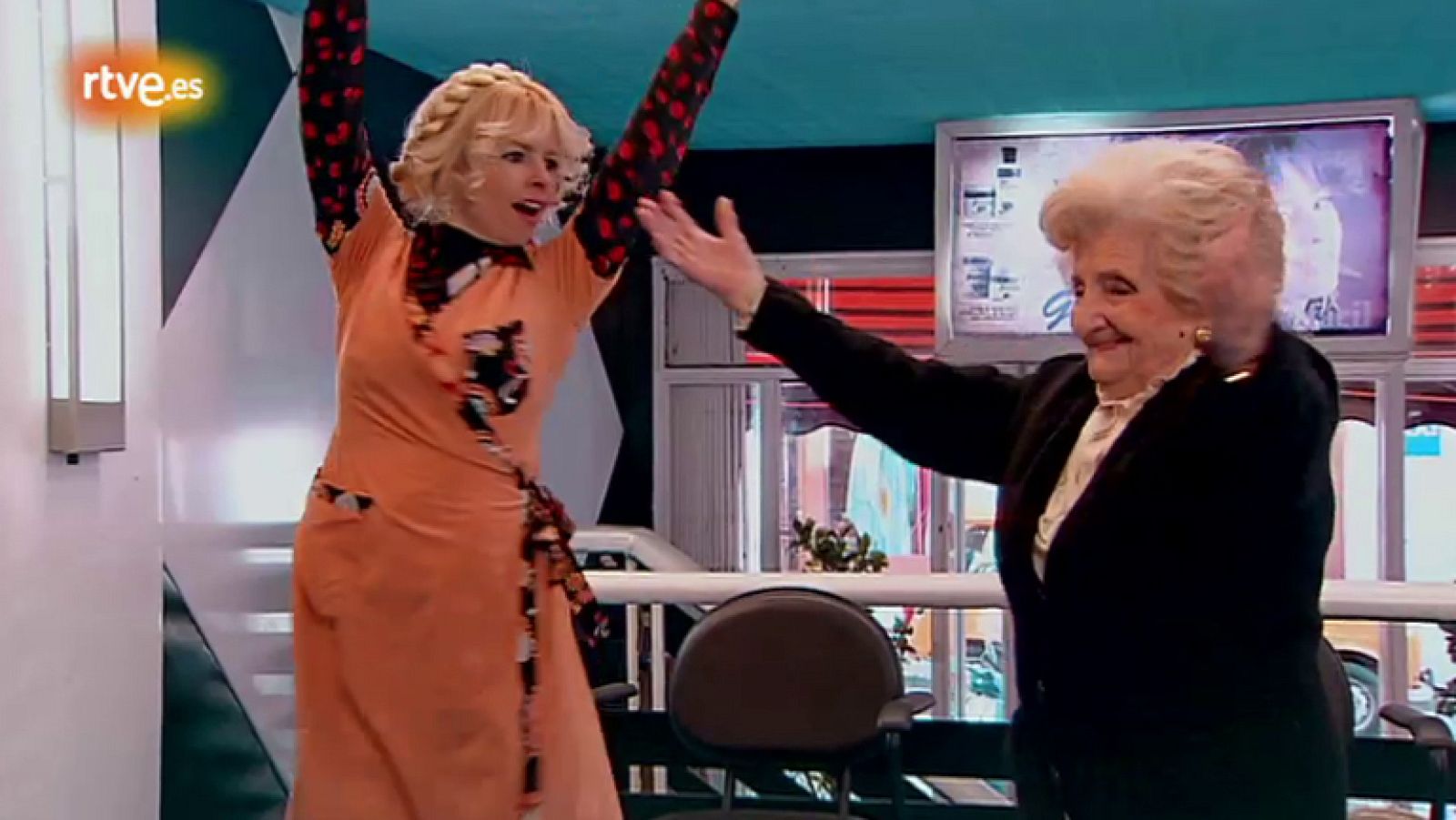 Pili y Sagrario se declaran fans de Miguel y Bosé y son incapaces de contener sus pies cada vez que oyen la canción de su ídolo.