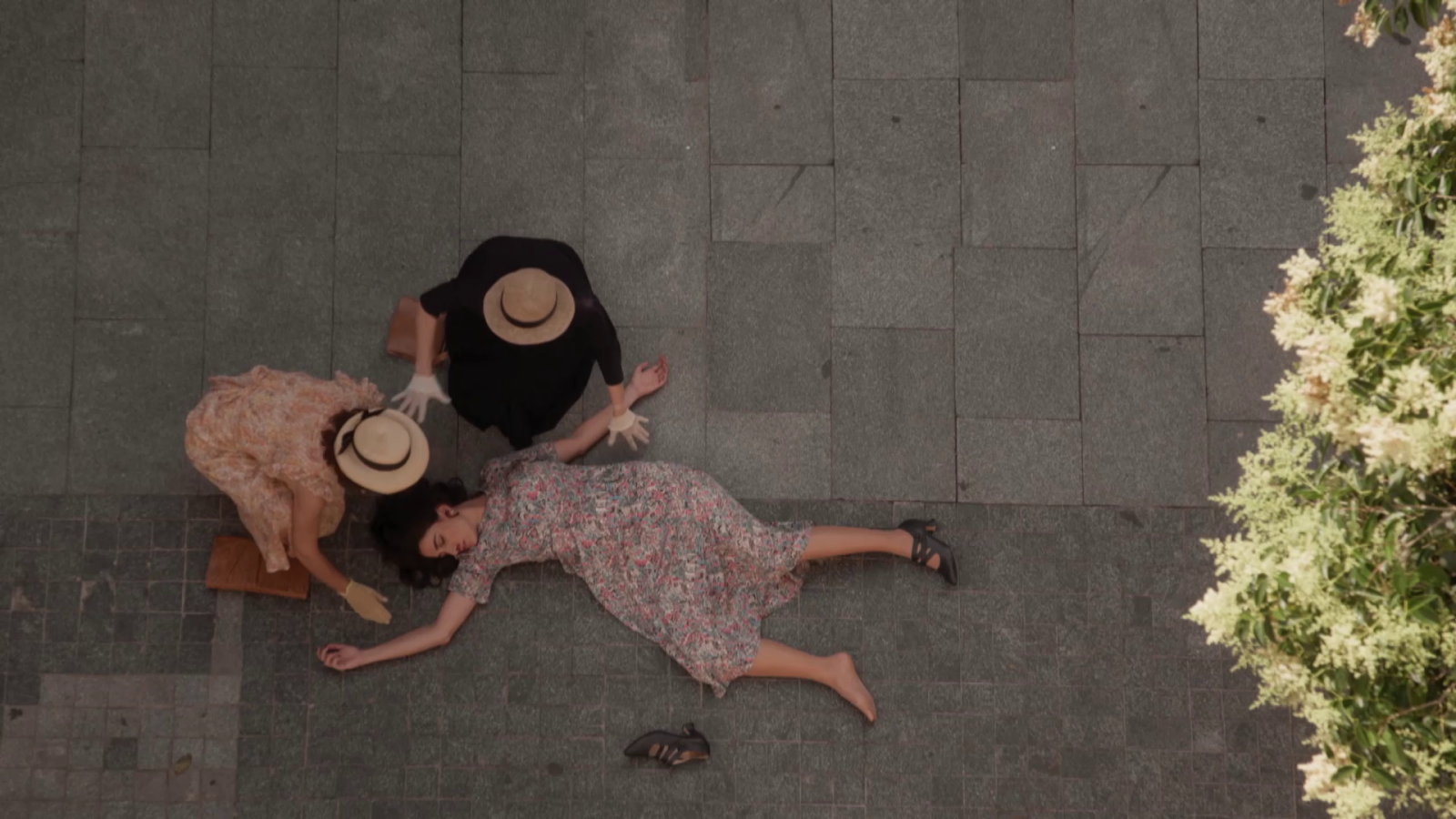 Carla muere al caer de una azotea - Salón de té La Moderna | Ver