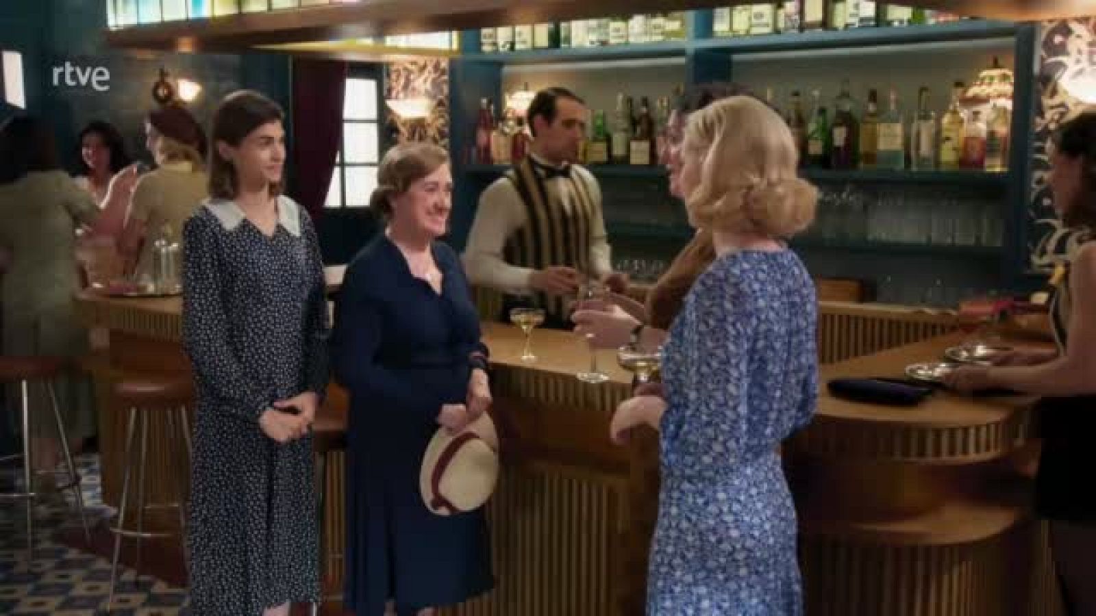 Marta da un discurso delante de Clara Campoamor - Salón de té La Moderna | Ver