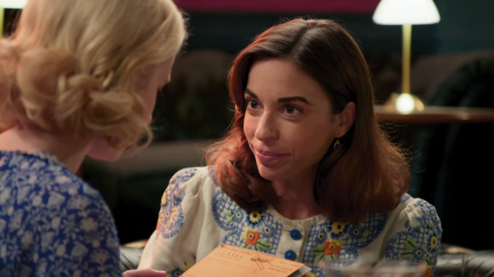 Salón de té La Moderna - Celia le regala un billete de avión para Alemania a Laurita