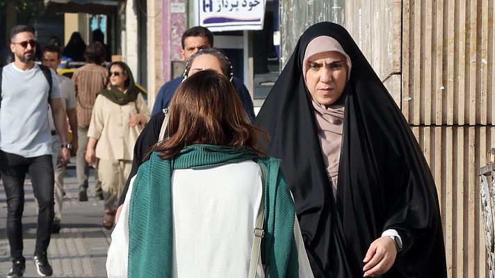Telediario 1 - Mujeres iraníes se quitan el velo dos años después de la muerte de Masha Amini