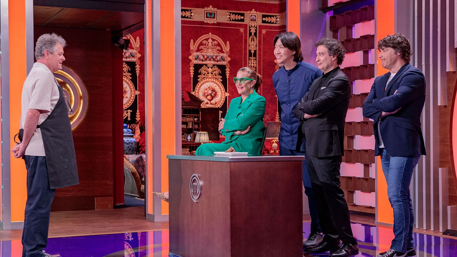 Juan Luís deja sus alitas crudas y llenas de picante | Ver