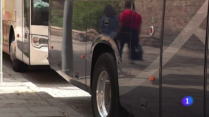 L'Informatiu - Barcelona proposa encarir el preu per aparcar als autobusos que porten turistes