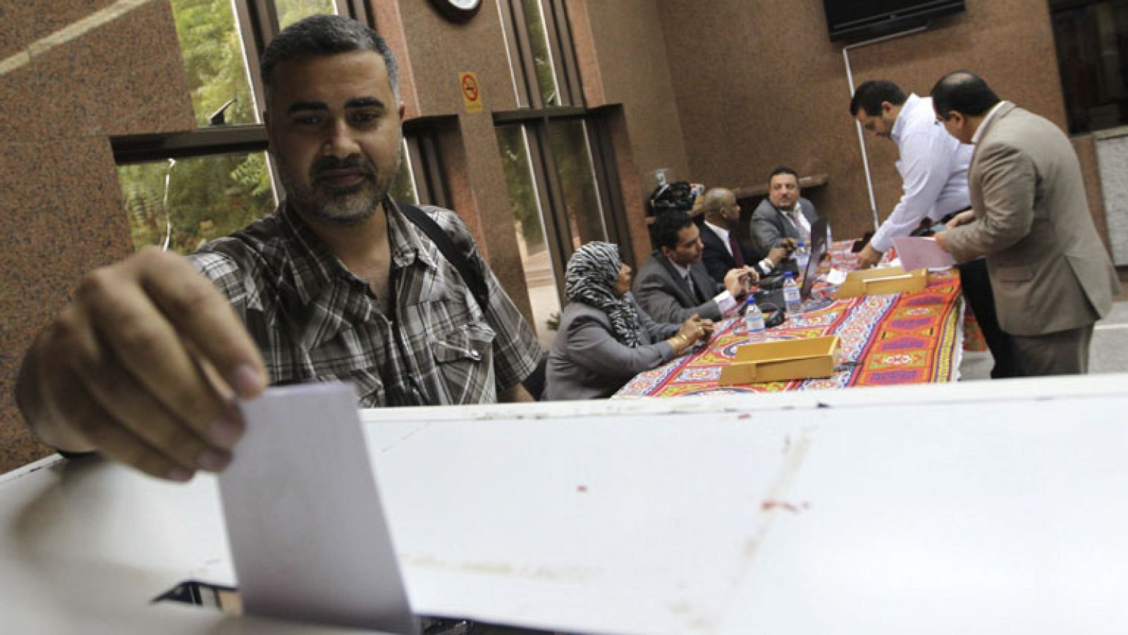 El "sí" triunfa en el referéndum egipcio - Informativo 24h | Ver