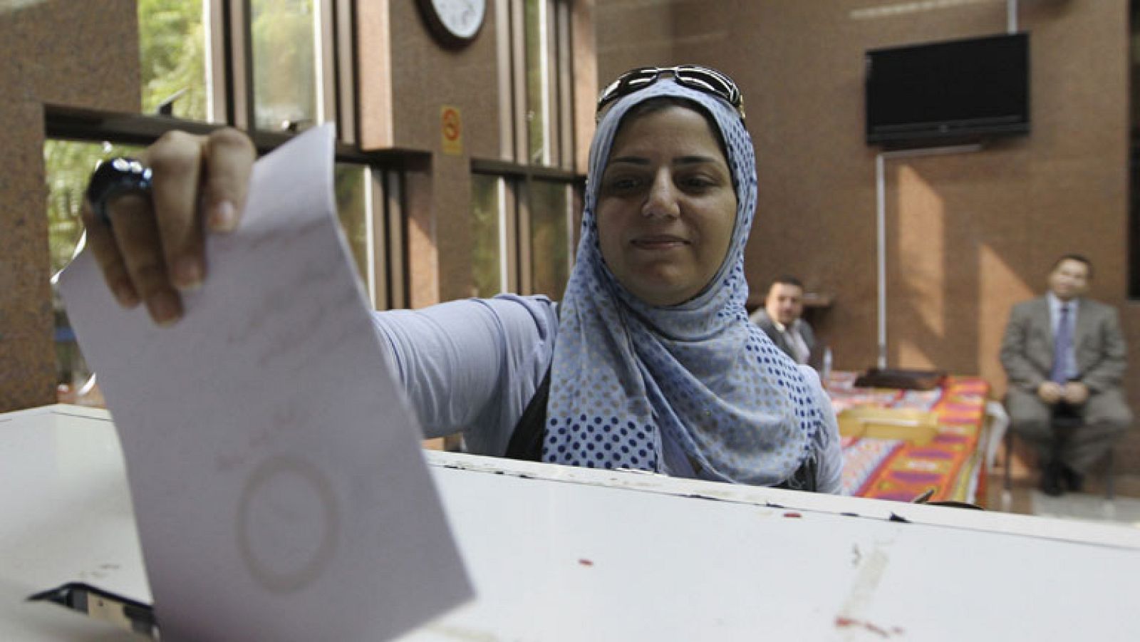 La Comisión Electoral egipcia anuncia el triunfo del "sí" en el referéndum | Ver