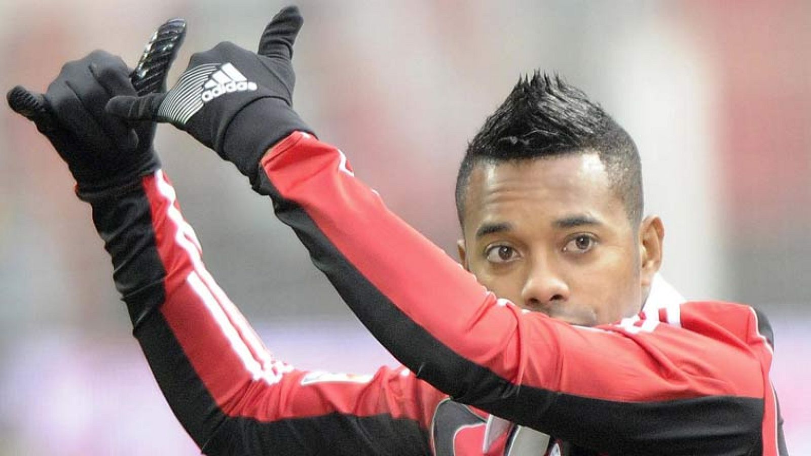 Comienza a moverse el mercado futbolistico. El Milan, rival del Barça en los octavos de la Champions, ha reconocido contactos con el Flamengo brasileño para el fichaje de Robinho. De cerrarse, sería la vuelta a su país del jugador formado en las fila