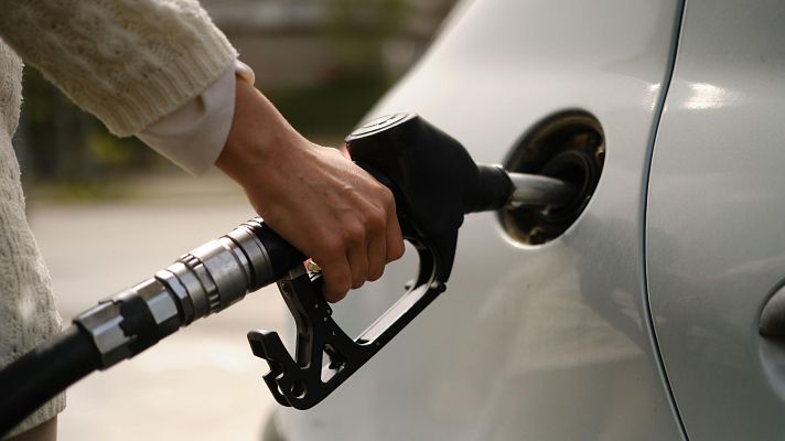 Telediario 1 - El consumo de gasolina, en máximos: cada vez se compran menos coches de diésel