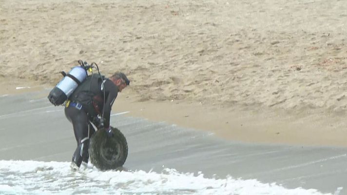 L'Informatiu - Centenars de voluntaris recullen tones de brossa del fons marí