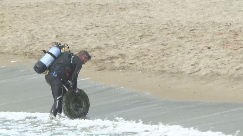 Centenars de voluntaris recullen tones de brossa del fons marí - L'Informatiu | Veure