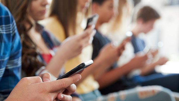 Telediario Fin de Semana - Tres de cada cuatro niños y adolescentes ha sufrido ciberacoso sexual