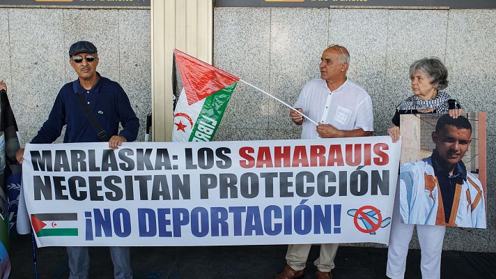 Telediario 1 - Interior deportará a 10 de los saharauis solicitantes de asilo que se encuentran en Barajas