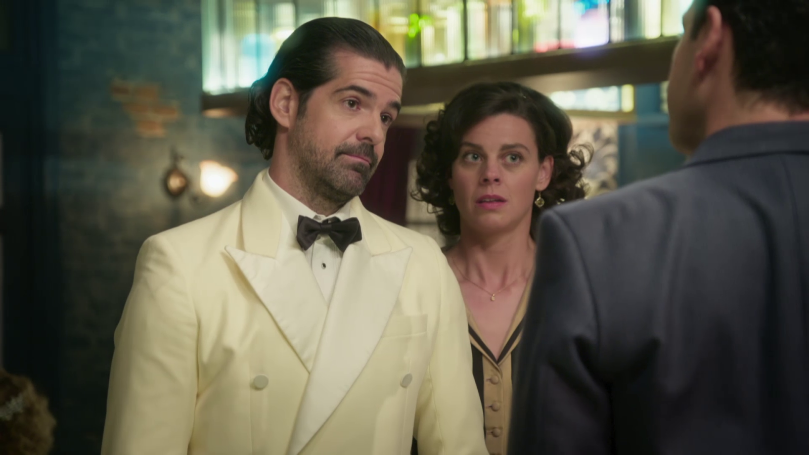 César golpea a Iván en defensa propia - Salón de té La Moderna | Ver