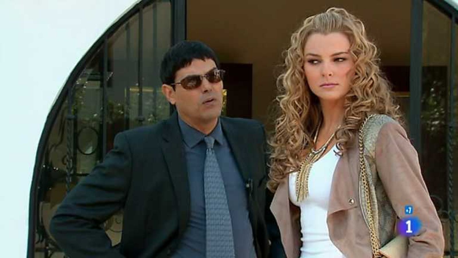 Amores verdaderos - Capítulo 55 - Salsero amenaza a Kendra con informar sobre su pasado a Brizz si continúa molestando a Beatriz - ver ahora