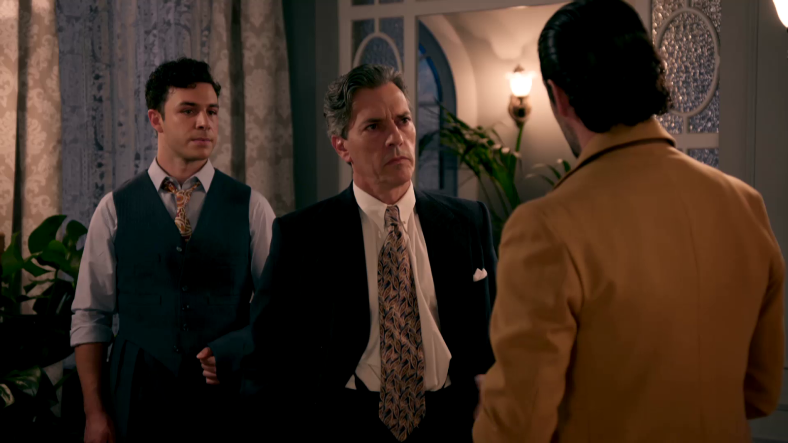 Emiliano desprecia a César y defiende a Iván - Salón de té La Moderna | Ver