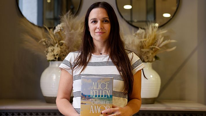 Telediario 1 - Las autoras de novela romántica Elísabet Benavent y Alice Kellen celebran el éxito del género