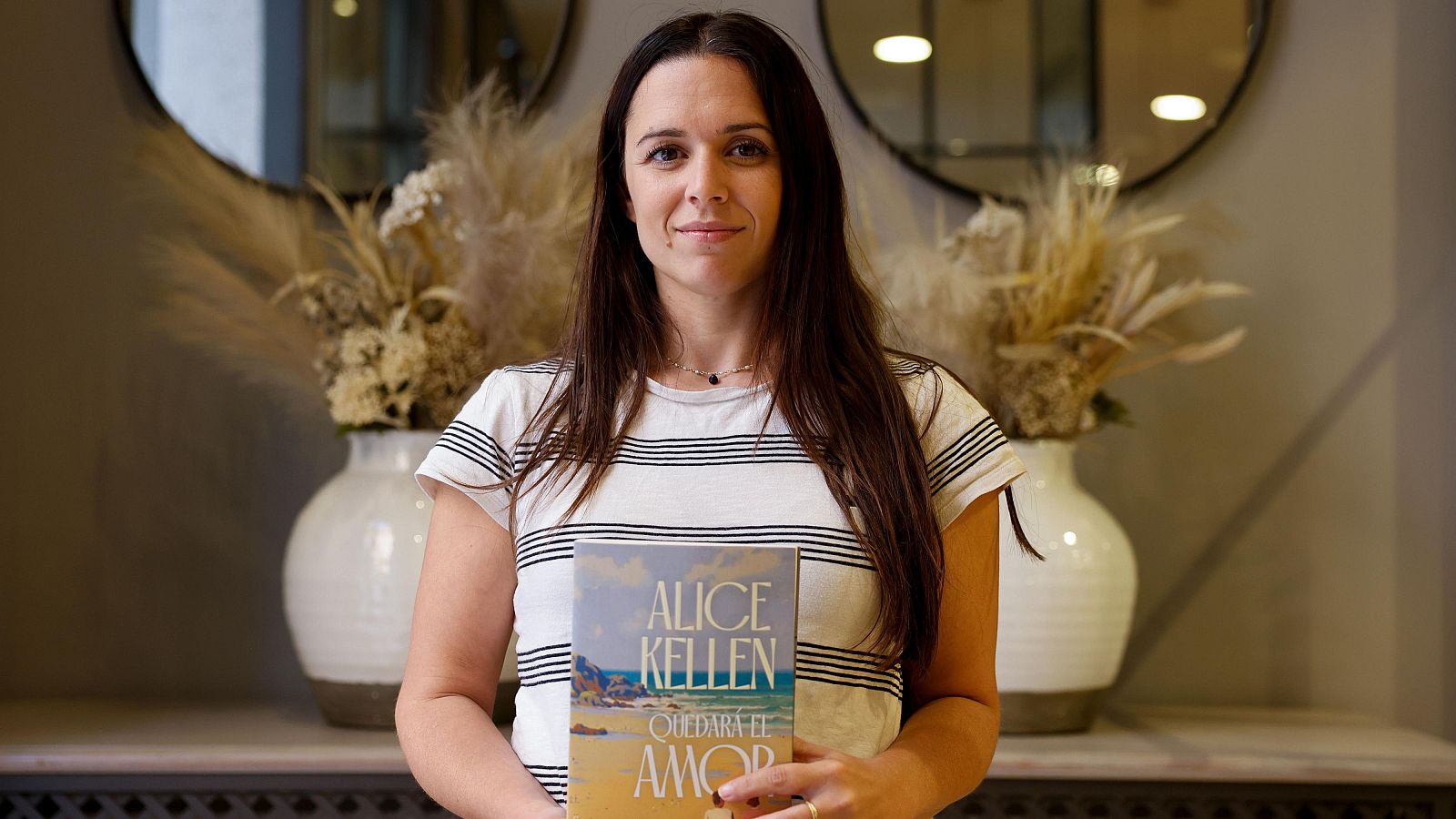 Las autoras de novela romántica Elísabet Benavent y Alice Kellen celebran el éxito del género | Ver