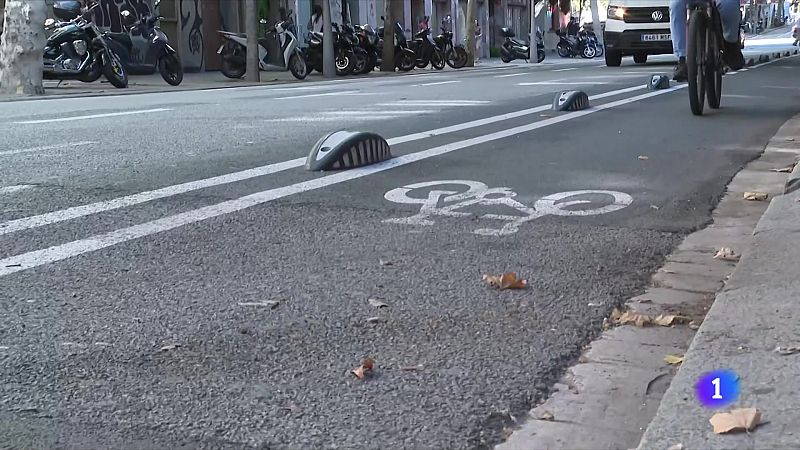 El RACC s'oposa a construir més carrils bici segregats a Barcelona - L'Informatiu | Veure
