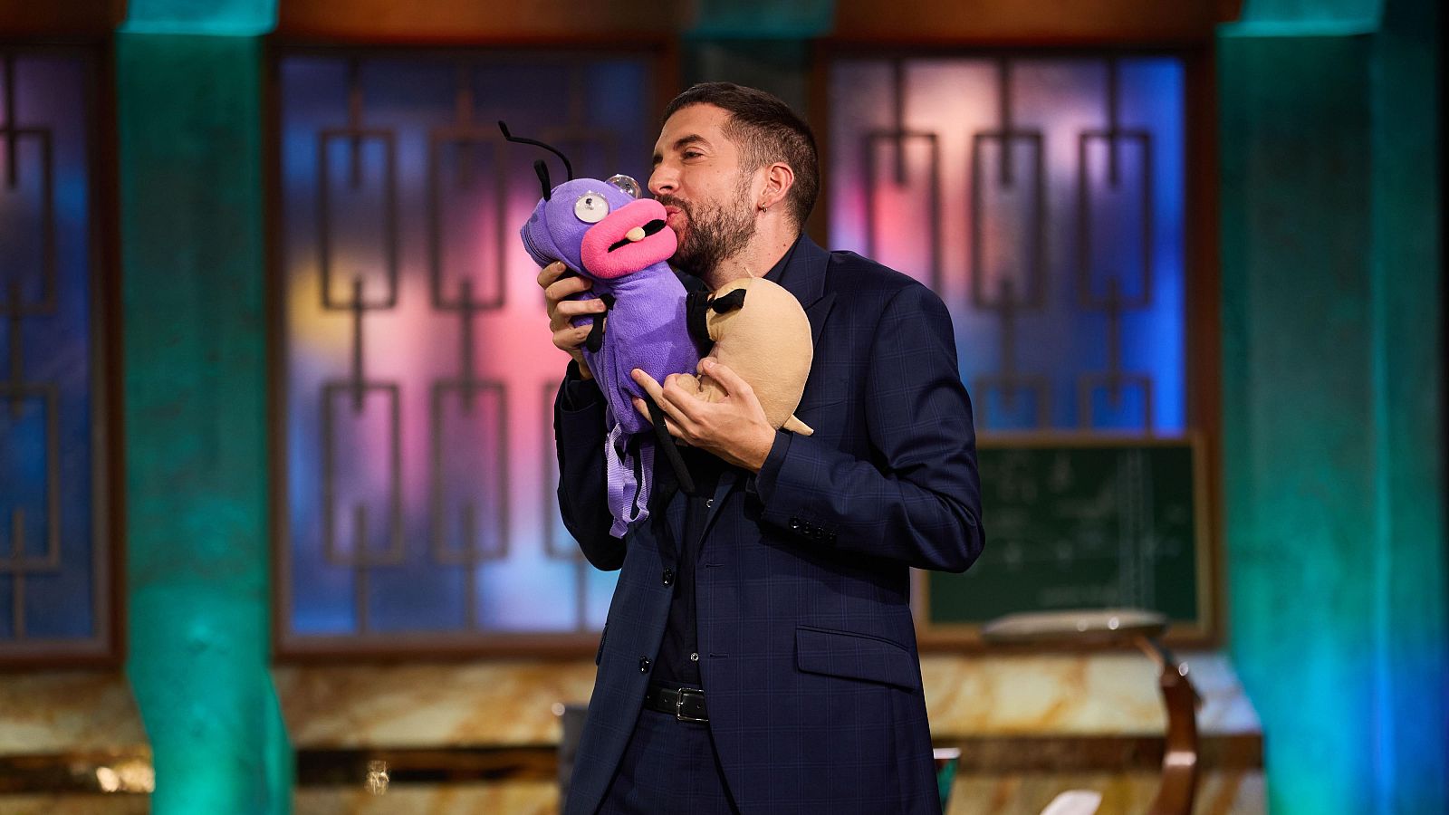 La Revuelta | Broncano promete pagar la matrícula a un espectador - La Revuelta | Ver